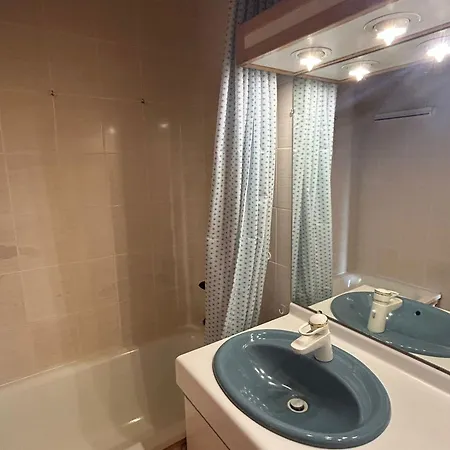 Appartement Au Pied Des Pistes Avec Parking - Fr-1-814-114